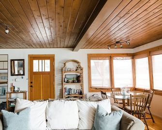 Burton Waterfront Beach House - Vashon - Sala de estar