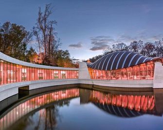 2nd Street Retreat: Cozy Studio -So Close You Can Walk/Bike Downtown Bentonville - Bentonville - Building