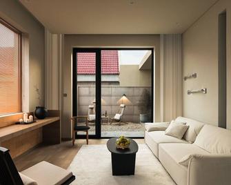 Qingdao Innland sea-view designer hot spring hotel - Qingdao - Living room