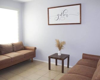 Casa Mezquite. Downtown Brownsville - Brownsville - Living room