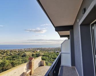 Affittacamere villa Antonio - Aci Castello - Balcón