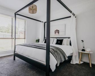 Coopers Hill - Daylesford Region - Musk - Bedroom