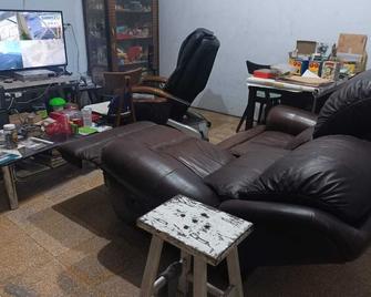 Homestay Boarding can also PartTime Job with Us - Makassar - Sala de estar