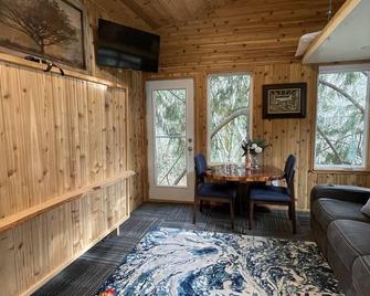 Delightful Treehouse Getaway - Gig Harbor