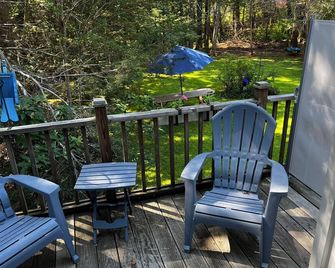 Queen non smoking efficiency, free parking in beautiful Boothbay,Maine. - Boothbay - Balcony