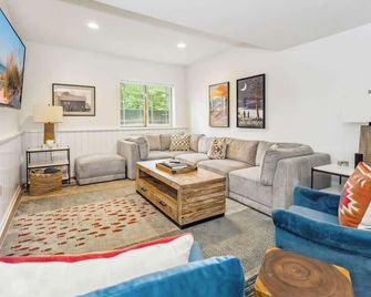 Coastal Cottage - Stevensville - Living room
