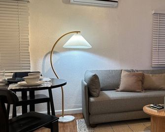 Modern Eclectic 1BR by Downtown, Airport & More - São Diego - Sala de estar