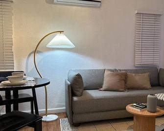 Modern Eclectic 1BR by Downtown, Airport & More - سان دييغو - غرفة معيشة