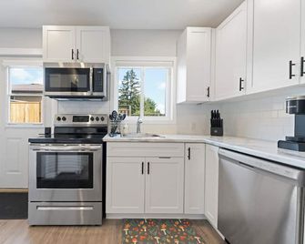 The Garden Retreat in Welland, On - 1BR,Free Parking and Workspace - Welland - Kitchen
