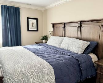 Luxury Lakefront Oasis: hot tub, Game Room & flat Private Beach! - Ottertail - Bedroom