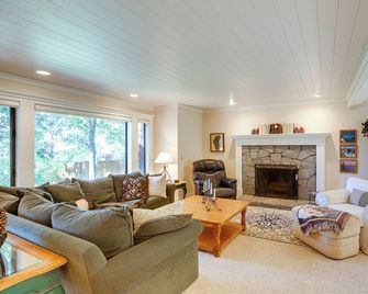 Spacious Tahoe City Retreat 2 Mi to Lake Tahoe! - Tahoe City - Living room
