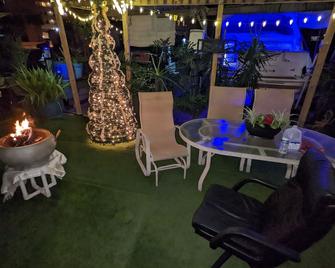 Waterfront Home Gulf view 100 steps to Beach very private Close to everything. - Madeira Beach - Patio