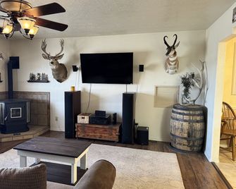 Charming farmhouse close to the Quality Waters and Navajo Lake Marina. - Blanco - Sala de estar