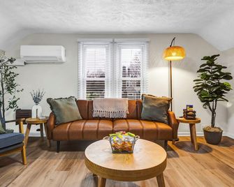 New Renovated 1BR with King Modern Comfort - Berea - Living room