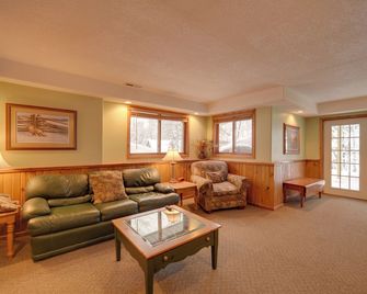 Waterfront Nelson Lake Cabin w/ Boat Dock! - Hayward - Living room