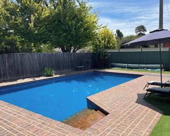 Hidden Oasis on Piper. Park your car and walk to everything - Yarrawonga - Piscina