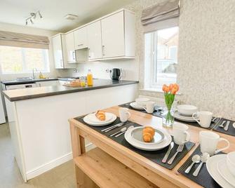 Emerald House -3 Bed - Free Parking - Featherstone - Kitchen