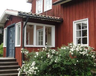 Charming Cottage Near The Sea - Hallstavik - Edificio