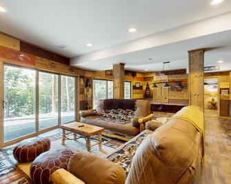 NEW lakefront escape with dock, game room, kayaks, 2 master suites & large deck - Three Lakes - Living room