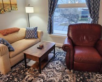 Spacious 2BR Apt Downtown, 2 Blocks from State Capitol - Topeka - Sala de estar