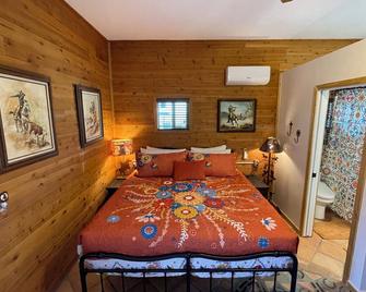 Charming Bunkhouse Studio on a quiet western Ranch in a Cave Creek neighborhood. - Cave Creek - Bedroom