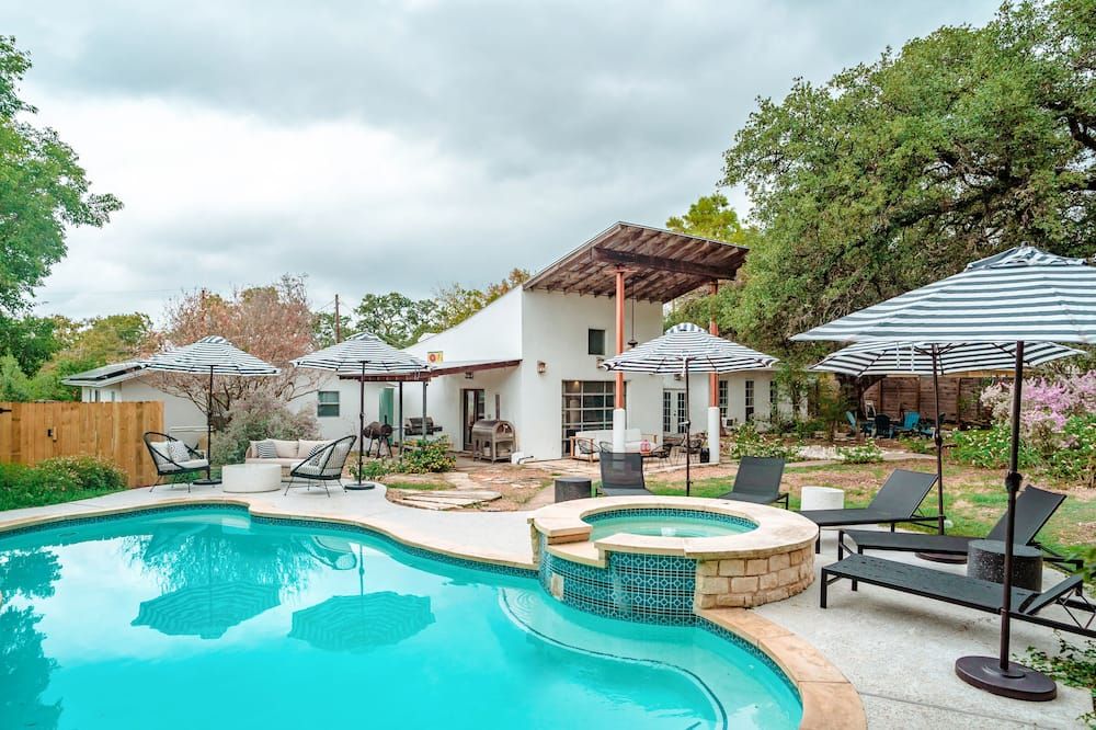 Eclectic 4-bdrm house centrally located to F1 & Downtown w Heated Pool, Hot tub - Austin - Piscina