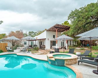 Eclectic 4-bdrm house centrally located to F1 & Downtown w Heated Pool, Hot tub - Austin - Pool