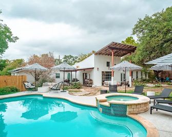 Eclectic 4-bdrm house centrally located to F1 & Downtown w Heated Pool, Hot tub - Austin - Piscina
