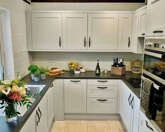 2 bedroom accommodation in Hartest, near Lavenham - Bury St. Edmunds - Kitchen
