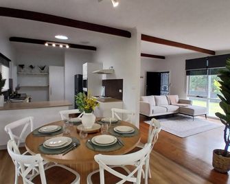 카펠 사운드 하이드어웨이 - 로즈버드 웨스트 - 다이닝룸