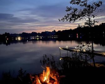 Charming Cabin On A Private Lake - All Seasons - Kalkaska - Outdoors view