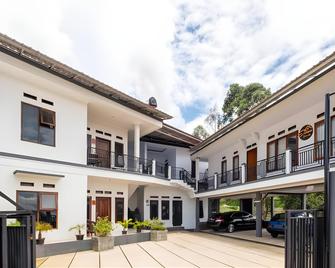 Erika Homestay Lembang Mitra RedDoorz - Lembang - Edificio