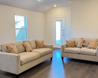 Charming 4-bedroom house in Anna with WiFi and AC - Anna - Living room