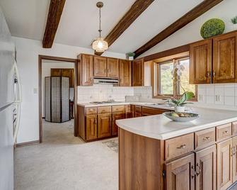 Lake View House on 5 acres with trail access - Guelph - Kitchen