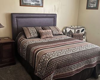 3 Bedroom/ 1 Bath Houghton Lake Getaway - Houghton Lake - Bedroom