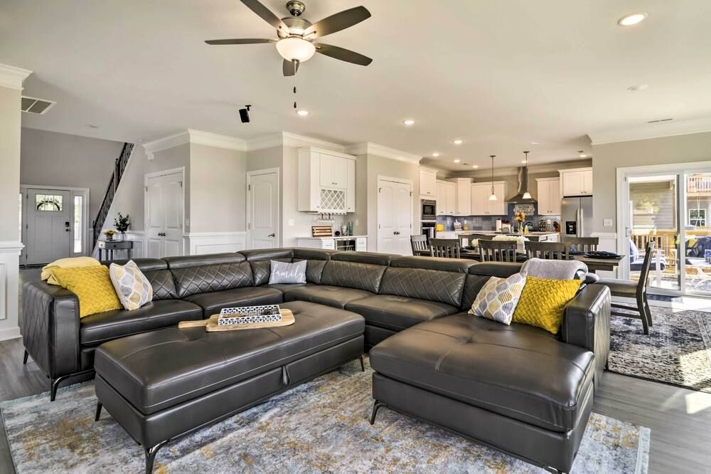 Waterfront Paradise w/ Deck ~ 1/2 Mi to Beach - נורפולק - סלון