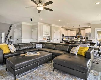 Waterfront Paradise w/ Deck ~ 1/2 Mi to Beach - נורפולק - סלון