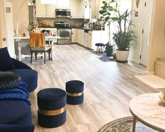 Quiet & Luxurious Getaway near Downtown Sonora (fully equipped) - Sonora - Living room