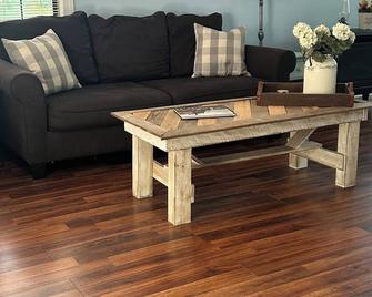 3 bedroom/3 bathroom house in charming Cullman minutes to lake, town, interstate - Cullman - Living room