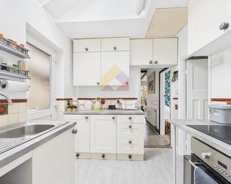 A Charming Traditional Two Bedroom Cottage in Kirby Le Soken - Frinton-on-Sea - Kitchen