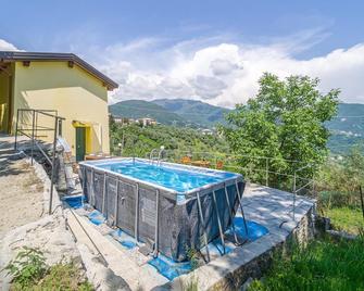 In the hinterland of Recco welcomes you this modern vacation home. - Tribogna - Piscina