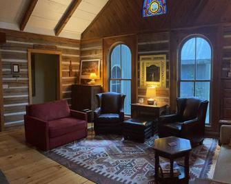 Secluded Log Cabin Near The University of the South - Sewanee - Living room