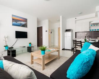 Sun Resort Apartments - Budapest - Living room