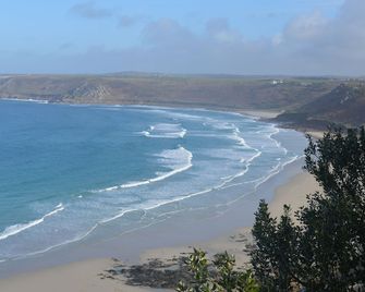 NEW LISTING Stunning new Cornish house with sea views, few minutes walk to beach - Lands End - Playa