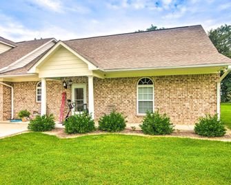 Homey Greenwood Getaway w/ Patio & Backyard - Greenwood - Budova