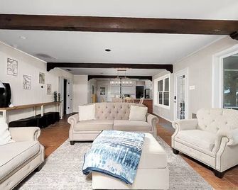 Cedar Creek Lakehouse: Firepit, Lake Access, Hot Tub, and Pet Friendly - Malakoff - Sala de estar