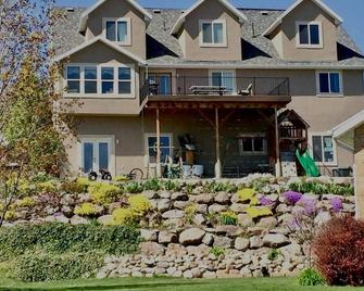 Amazing Mountain Views - Temple - Payson - Building