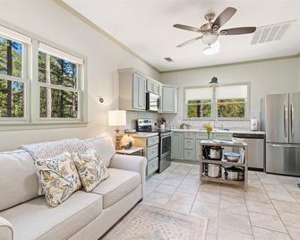 Woodland Cottage on Hidden Pond - Laurel - Кухня