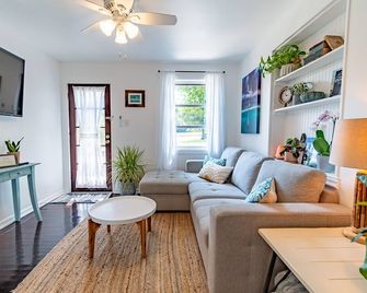 The Dutch Getaway - Pensacola - Living room