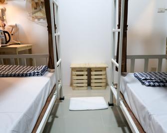 Baan Urt Suratthani Airport Hotel - Phunphin - Bedroom